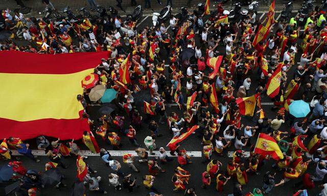 Befürworter und Gegner des Referendums gehen auf die Straßen