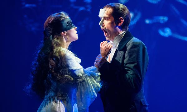 Das „Phantom der Oper“ - im Bild die Hauptdarsteller Lisanne Clemence Veeneman (als Christine) und Anton Zetterholm als Phantom - wird erstmals in einer speziellen Aufführung für Menschen mit Behinderungen und  Beeinträchtigungen zu sehen sein. 