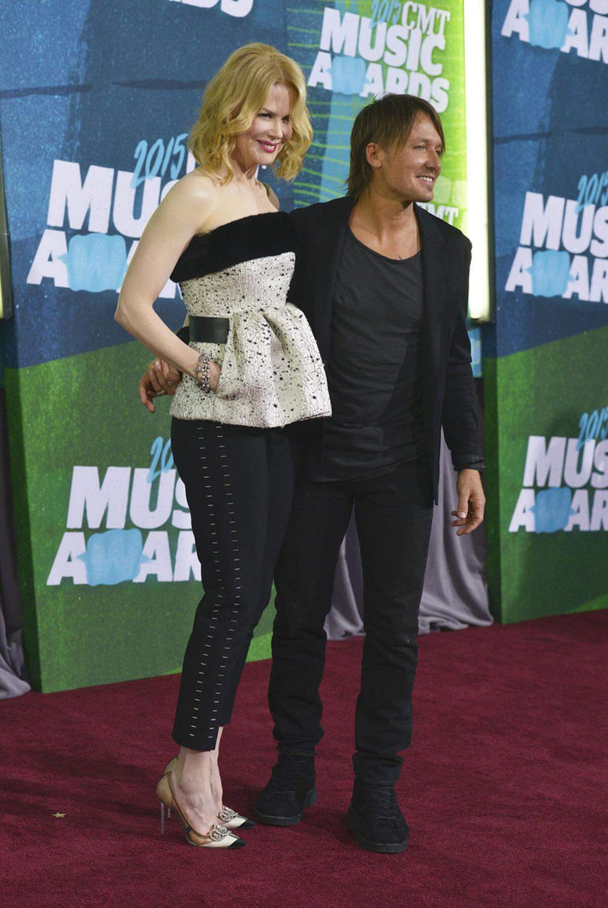 Nicole Kidman ist nicht weit, wenn einer der wichtigsten Preise der Country-Musik-Szene vergeben wird. Immerhin unterstützt sie Ehemann und Musiker Keith Urban in einem Ensemble von Balenciaga auf dem roten Teppich.