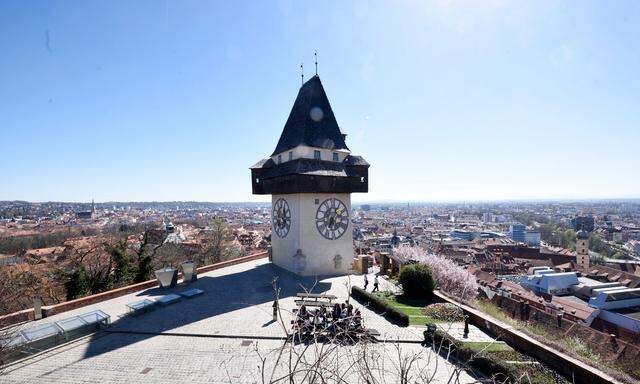 Symbolbild: Blick auf den Uhrturm, das Wahrzeichen von Graz