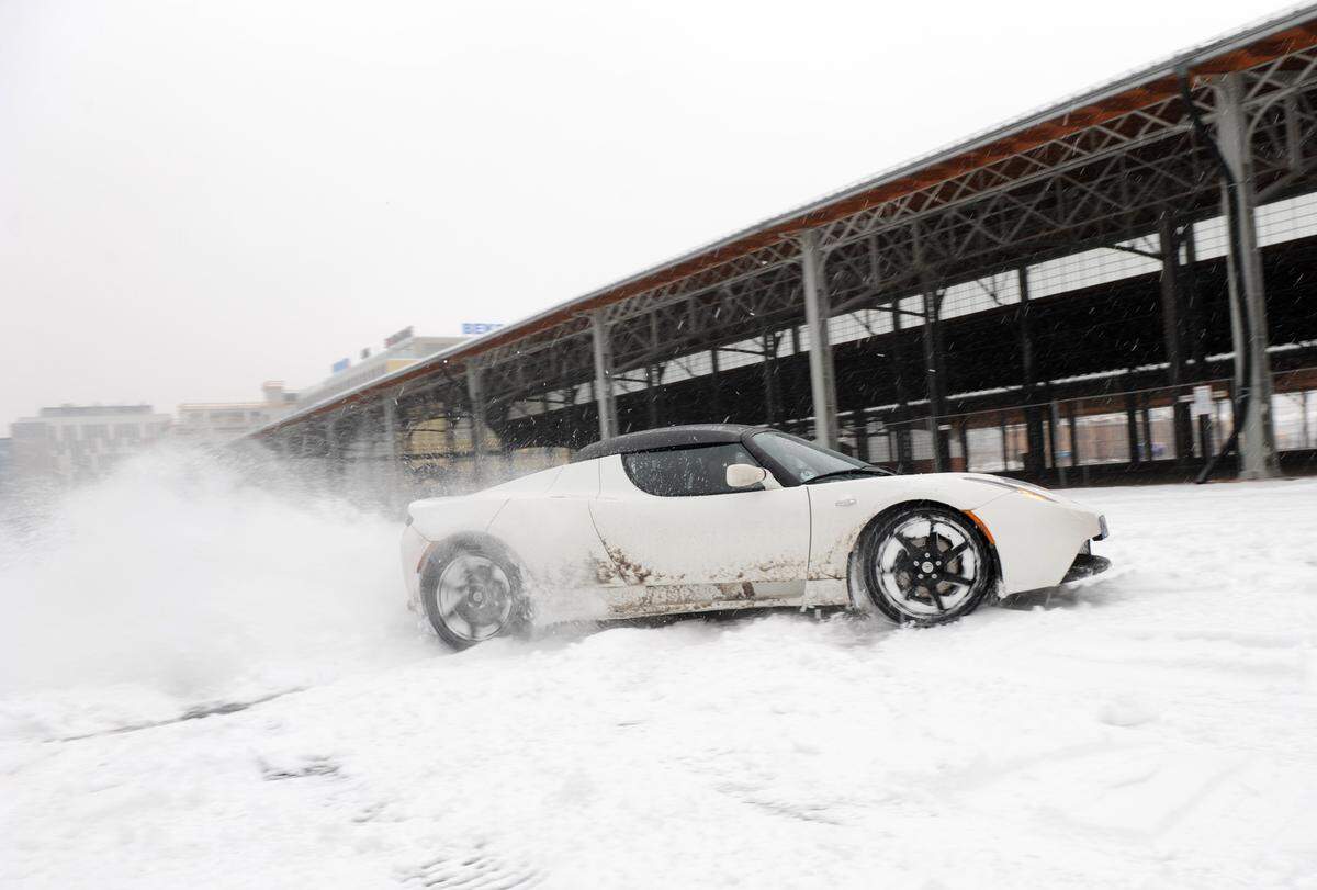 Beim Erreichen von Deadlines hat Tesla bislang gern ein paar Ehrenrunden eingelegt (auf dem Bild vergnügt sich ein Tesla Roadster im Schnee). Nicht so diesmal...