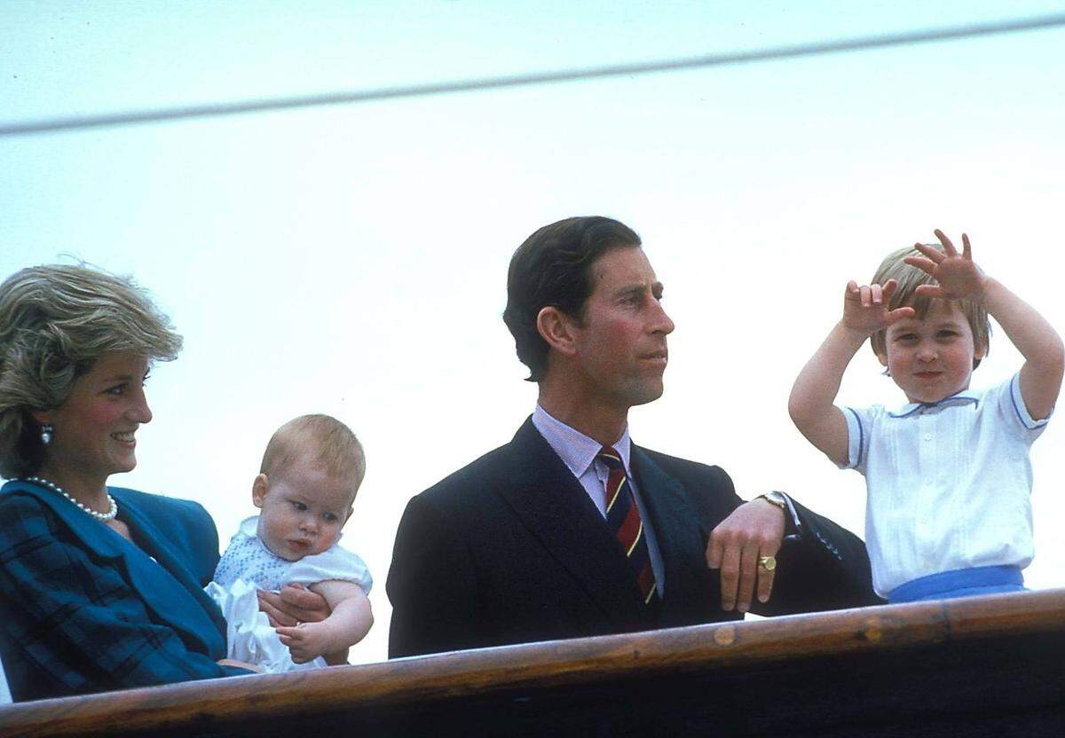 Ihrer wichtigsten Aufgabe laut royalem Protokoll kommt die neue britische Prinzessin schnell nach. Kaum ein Jahr nach der Hochzeit bringt sie 1982 einen weiteren Thronerben zur Welt: Prinz William Arthur Philip Louis von Wales. Er wird 1984 großer Bruder, als Prinz Henry - genannt Harry - geboren wird.