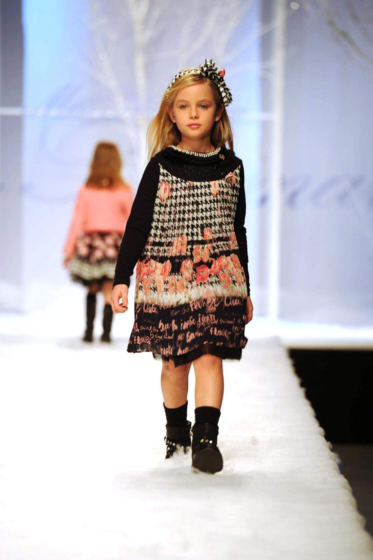 Der Mädchen-Farbklassiker Rosa wird in der Herbst/Winterkollektion mit Schwarz kombiniert.