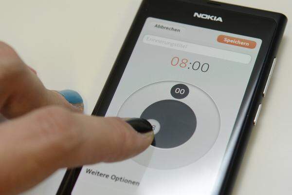 Recht kreativ hat Nokia beim N9 die Art und Weise gelöst, wie man die Uhrzeit einstellt. Zwei konzentrische Kreise simulieren Minuten und Stunden.