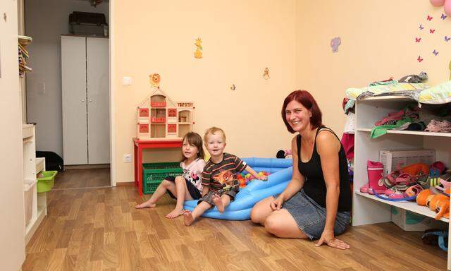 Carmen Kuntner mit ihren beiden Kindern Lea und Jonas. Beide kamen lebensgefährlich krank auf die Welt, sind jetzt aber weitgehend gesund.