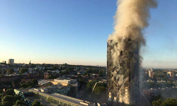 Die Feuerwehr fürchtete, dass das Gebäude in sich zusammenstürzen könnte.