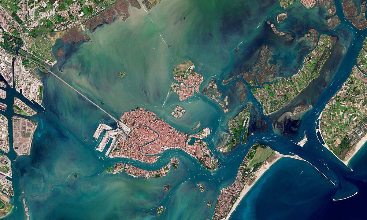 Als Lagunenstadt ist Venedig besonders durch den steigenden Meeresspiegel gefährdet. Zum Schutz der Stadt können die Einfahrten in den Lagunen durch mobile Fluttore von der Adria getrennt werden. 