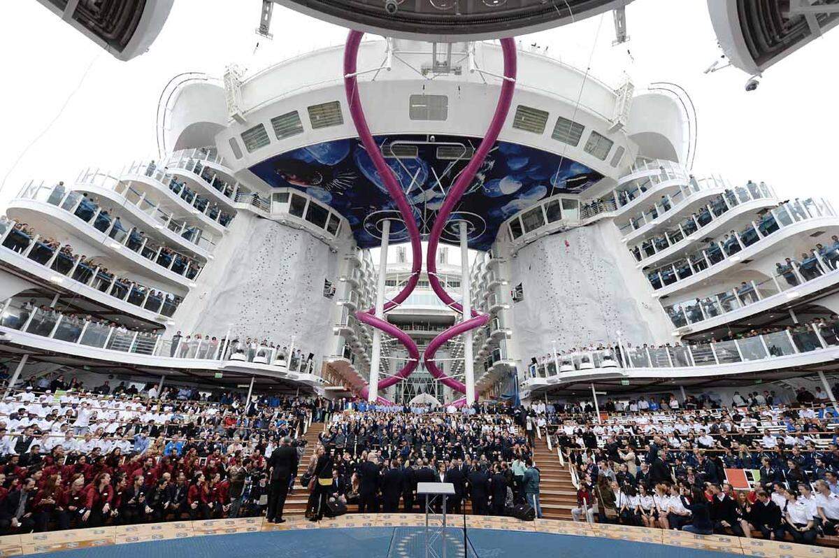 6360 Passagiere und 2100 Besatzungsmitglieder finden auf dem Dampfer Platz. Die US-Reederei Royal Caribbean Cruises hat 1,15 Mrd. Euro für den Giganten hingeblättert.