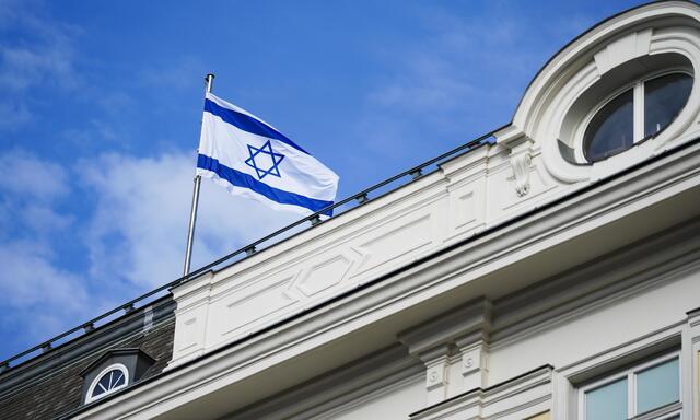 ls Zeichen der Solidarität mit Israel und der israelischen Bevölkerung wurde auf dem Dach des Bundeskanzleramts in Wien die israelische Flagge gehisst. 