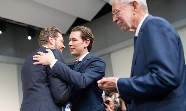  Der neue Wirtschaftskammerchef, Harald Mahrer, mit ÖVP-Chef Sebastian Kurz (im Vordergrund Bundespräsident Alexander Van der Bellen).