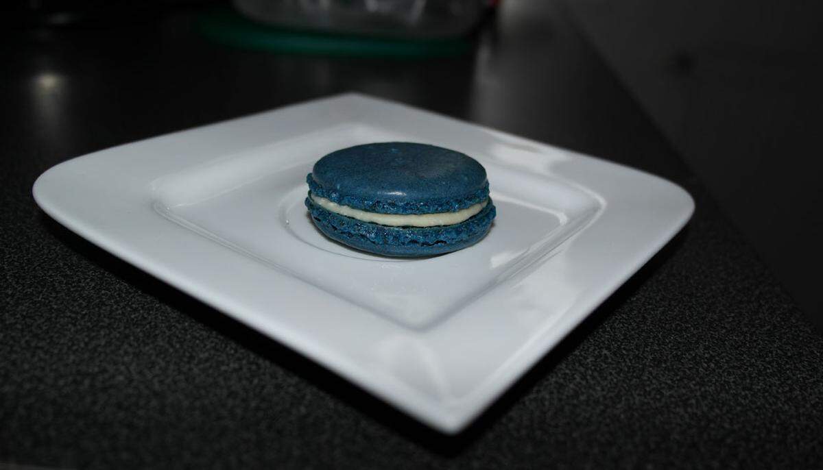 Nun noch zwei in etwa gleich große Macarons finden und diese zum Beispiel mit weißer Schokolade füllen.