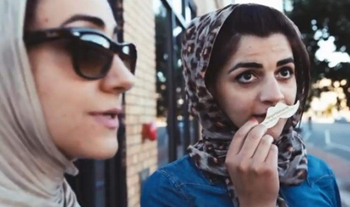 "Dieses Video zelebriert unser tägliches Leben. Keine Burkas, Bomben oder andere Symbole, die ignoranterweise mit dem Hidschab auf unseren Köpfen assoziiert werden", schreibt Layla Shaikley, die auch im Video zu sehen ist.