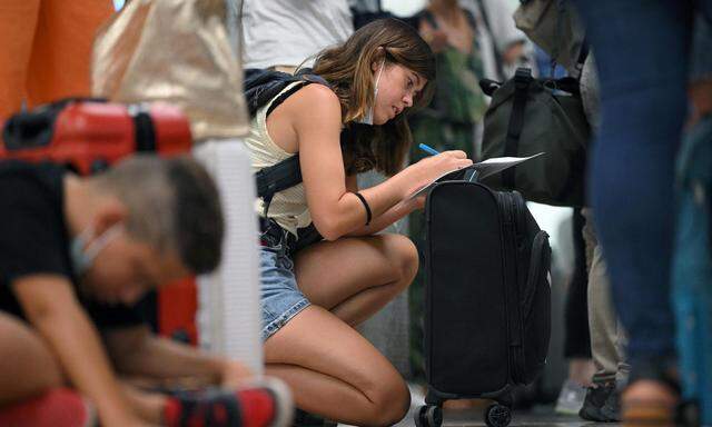 Auch in Barcelona müssen Reisende wegen der Streiks auf dem Flughafen ausharren. Die Situation ist chaotisch.     