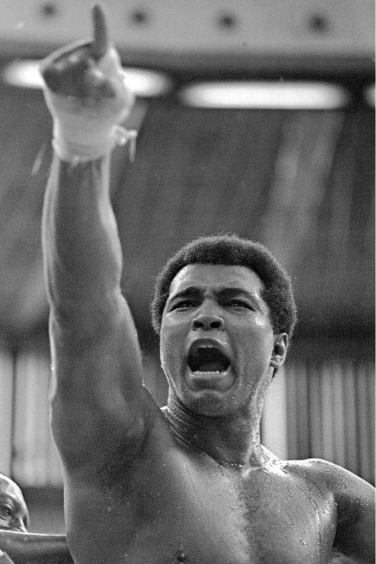 Auch gegen Joe Bugner behielt Ali die Oberhand. Am 1. Oktober 1975 kam es zum Wiedersehen mit Joe Frazier in Manila auf den Philippinen. Der Kampf ging als "Thrilla in Manila" in die Boxgeschichte ein.  Im Bild: Ali während eines Trainings für den Kampf gegen Bugner