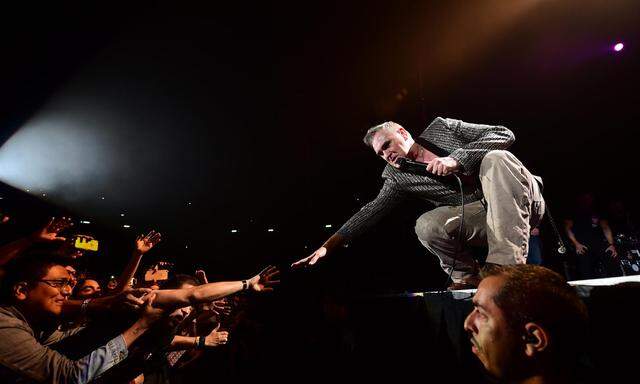 „All the young people, they must fall in love“: Der heute 58-jährige, konsequent ohne Vornamen firmierende Morrissey – hier beim Kontakt mit seinen Fans – singt auf seinem neuen Album „Low in High School“ nicht nur über politisch Relevantes. Aber eben auch.