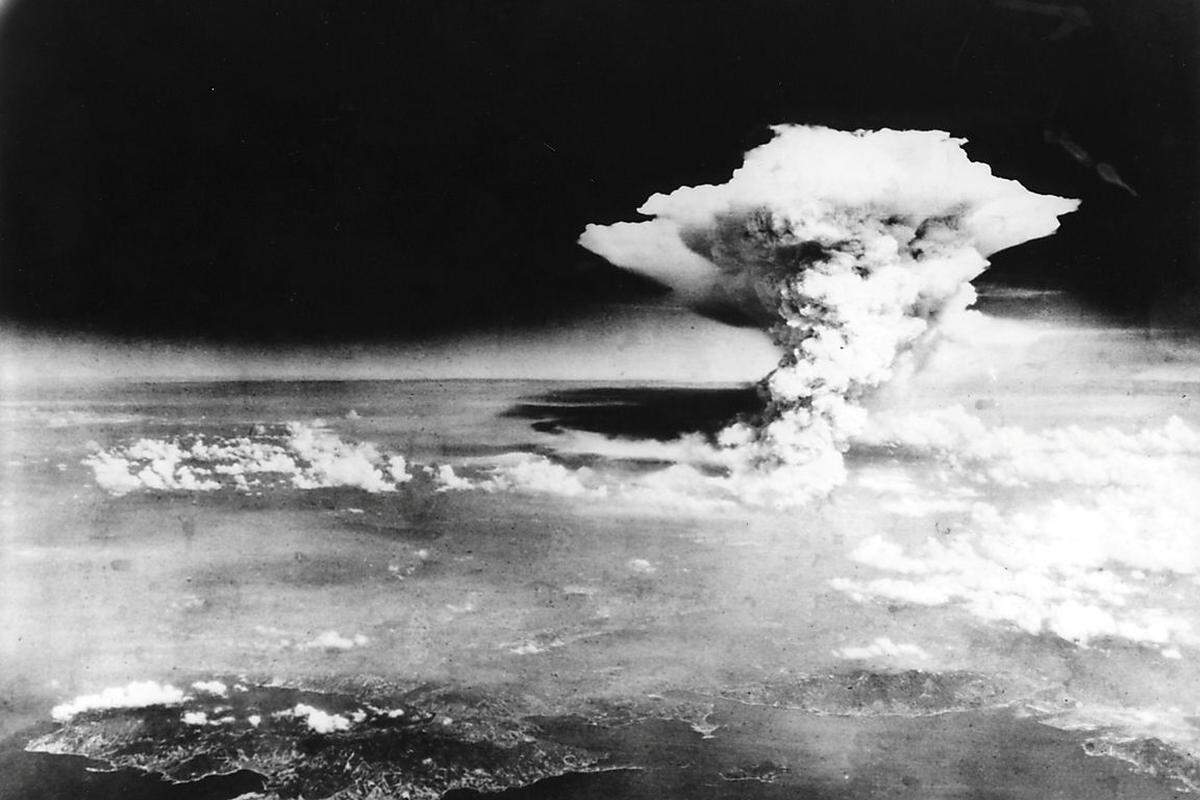 Im Anblick des Atompilzes, der kilometerweit in die Höhe stieg, zeigte sich Lewis von einer sofortigen Kapitulation Japans überzeugt: "Sie wollen sicher nicht, dass wir weitere Atombomben wie diese abwerfen."