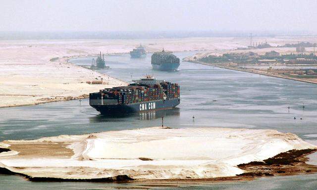 Der Transport durch den auch für die Versorgung Europas wichtigen Suez-Kanal wird künftig deutlich teurer. 