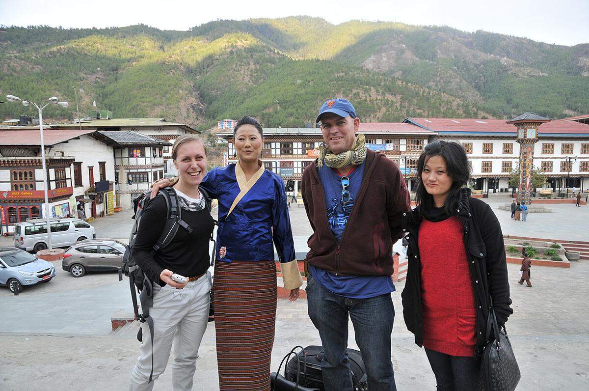 Sonam Choden Retty (24, mitte) ist die amtierende Miss Bhutan. Der Wettbewerb war in der Vergangenheit für seine Oberflächlichkeit kritisiert worden, da die Schönheit einer Frau in Bhutan traditionell in ihrem Wesen, nicht der Erscheinung, beurteilt worden sei.