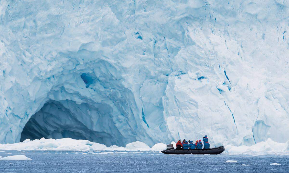 Eismeer. Das Interesse an Kreuzfahrten ist ungebrochen, jenes an exotischen, kalten Zielen steigend. Schiffsneubauten der höchsten Eisklasse und für den Expeditionseinsatz kommen dieser Nachfrage nach. Mit dem Zodiac geht’s dann noch weiter ran. www.hl-cruises.de