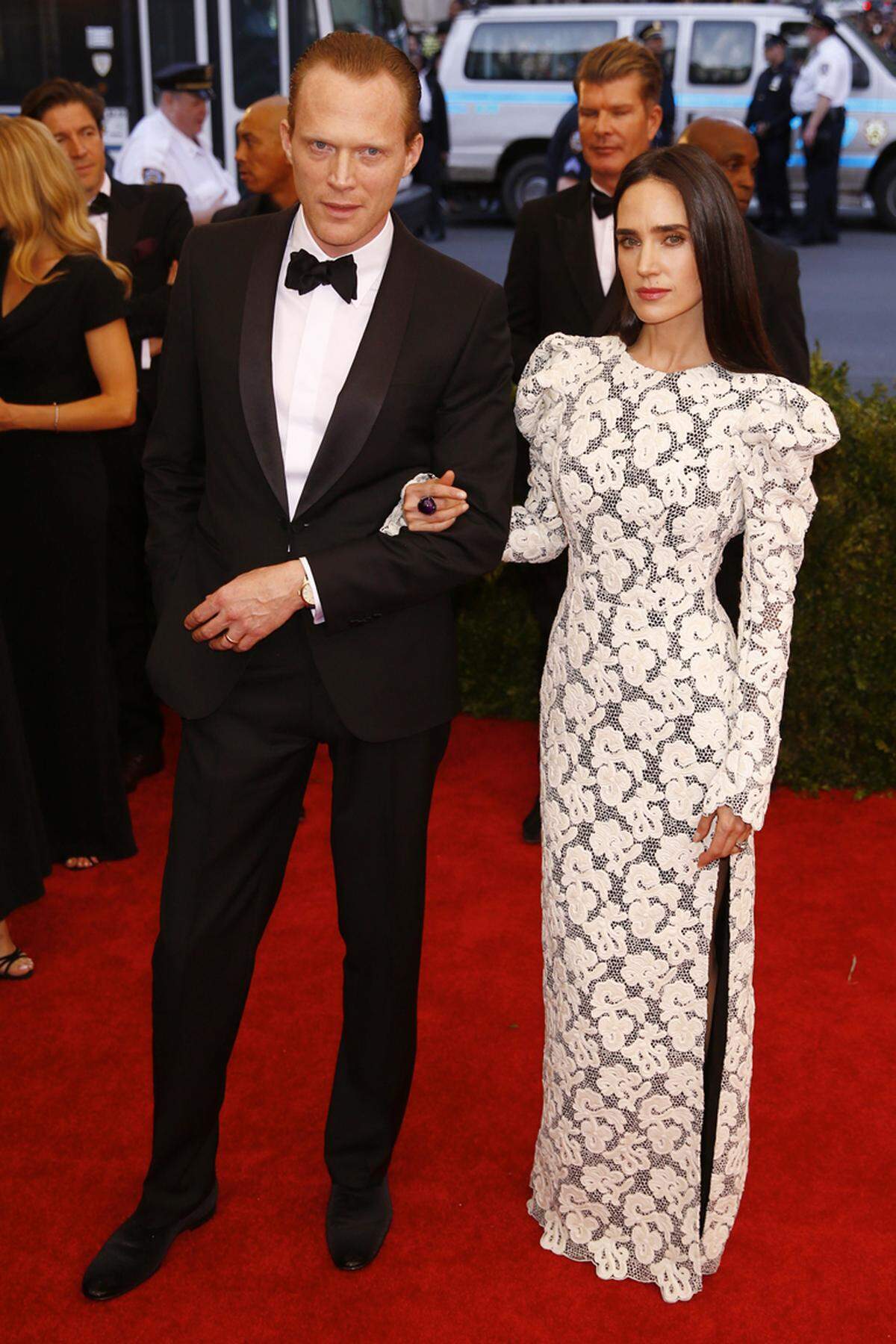 Jennifer Connelly brachte zwar nicht das Reich der Mitte, dafür aber ihren Vorhang mit zum Ball. Weitere textile Extravaganzen der Met Gala finden Sie >> hier.