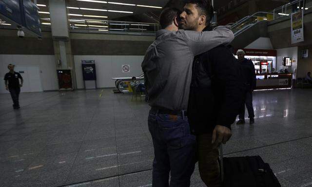 Der Journalist Glenn Greenwald (l.) umarmt seinen Partner David Miranda auf dem Flughafen in Rio de Janeiro. Miranda wurde zuvor in London festgehalten.