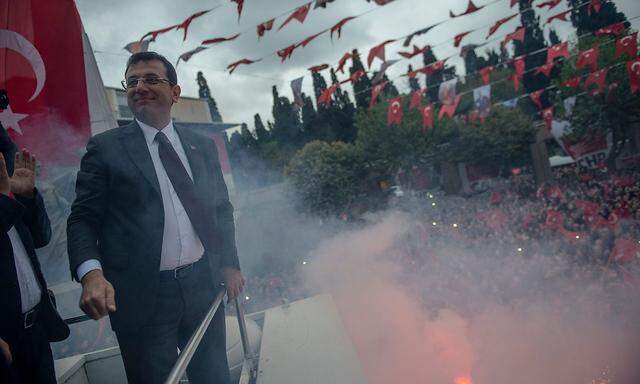 İmamoğlu am vergangenen Sonntag vor Anhängern in Istanbul.