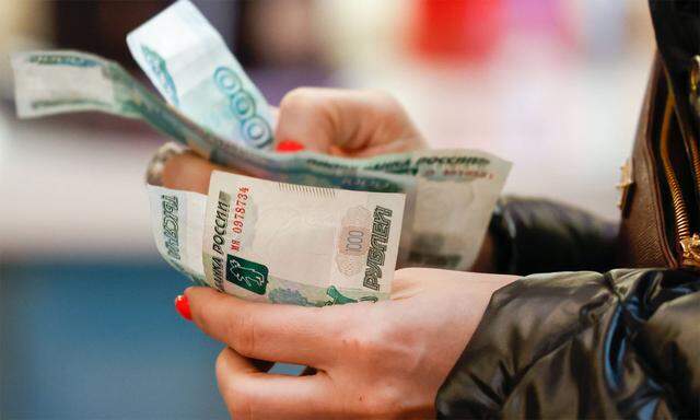 Russland droht mit der Tilgung von Fremdwährungsschulden mit dem stark abgewerteten Rubel.