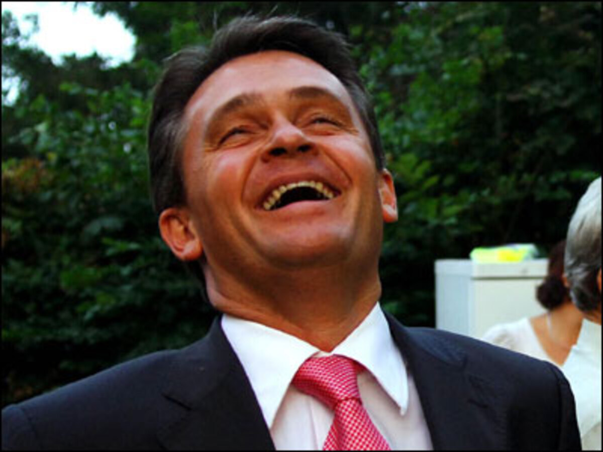 "Jetzt haben wir zwei Prozent, nächste Woche ein Prozent und wenn wir uns anstrengen, sind wir kurz vor der Wahl die erste Partei, die ein Minus davor stehen hat."BZÖ-Chef Westenthaler über schlechte Umfragewerte und die angebliche Verschwörung der Meinungsforscher gegen seine Partei.