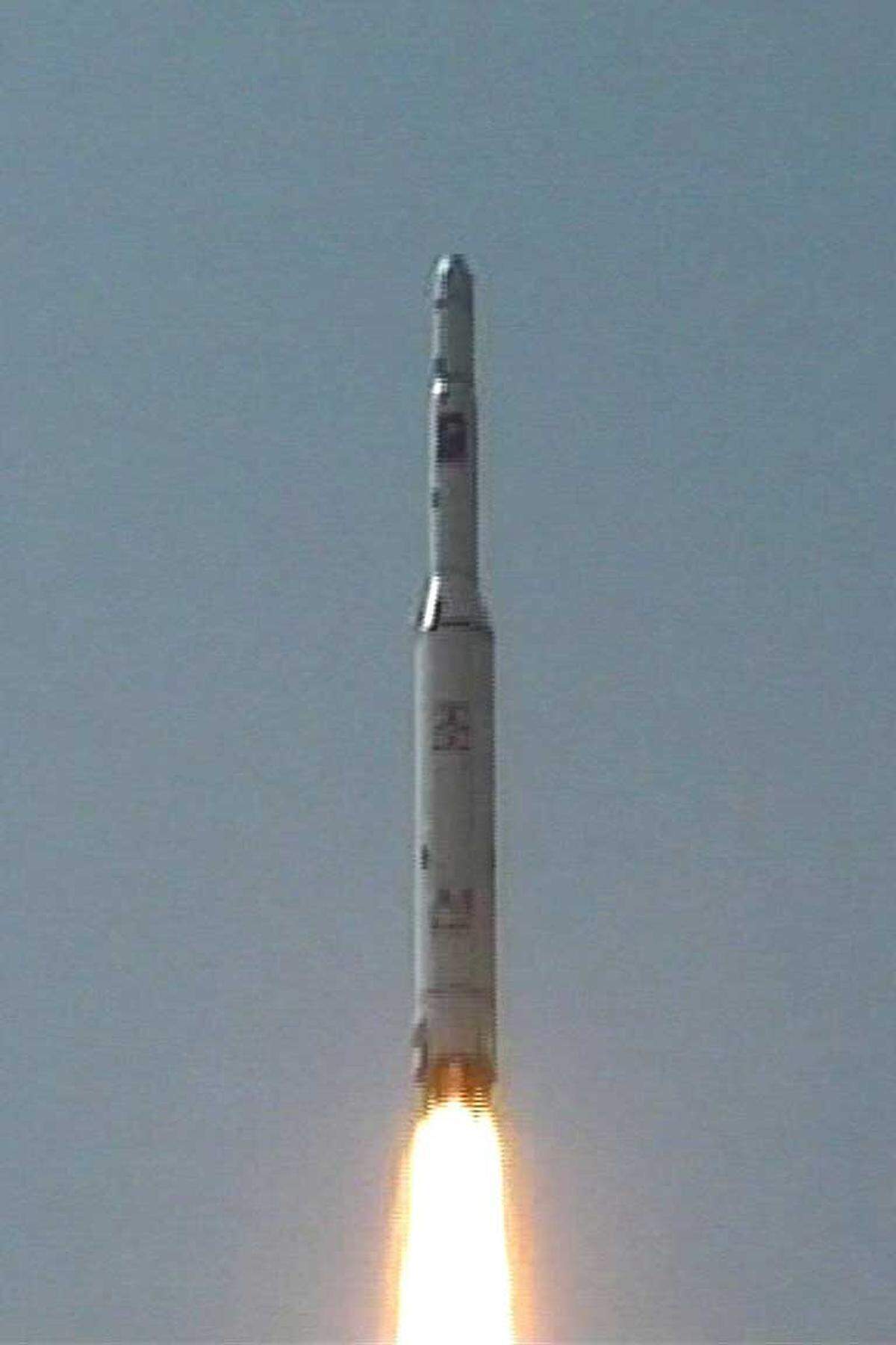 Am 5. April 2009 startet Nordkorea eine mehrstufige Rakete mit großer Reichweite. Pjönjang behauptet, mit der Rakete einen Kommunikationssatelliten ins All geschossen zu haben.