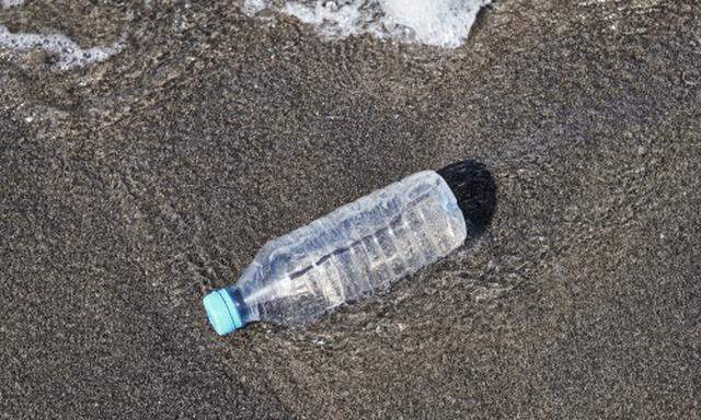 Plastikflasche am Strand von Gran Canaria.