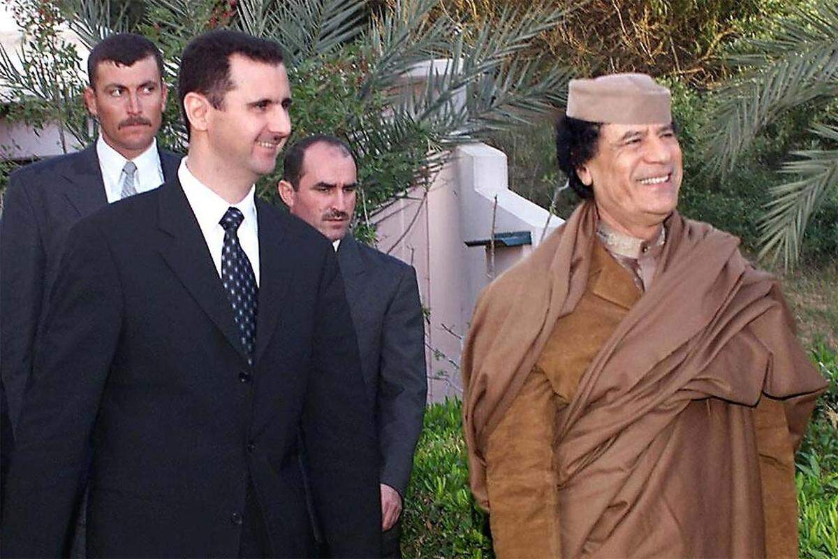 Zu Beginn hatte Assad die Lage scheinbar unter Kontrolle. Gab es größere Zusammenrottungen, ließ er wie zuvor Muammar al-Gaddafi in Libyen sofort schießen. Der Karfreitag des Jahres 2011 galt als besonders düster: Bei Großprotesten in vielen Städten, darunter Damaskus, Homs und Latakia, feuerten Scharf- und Heckenschützen in die Menge. Etwa hundert Menschen starben, hunderte wurden verletzt. Die Schützen waren laut Staatsmedien „unidentifizierte Bewaffnete“ – die Opposition ist sich aber sicher, dass es Geheimdienstagenten waren.