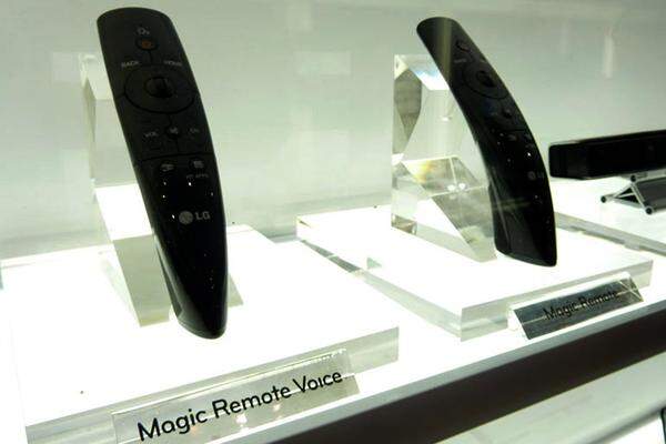 LG hat für seine internetfähigen Fernseher die Fernbedienung neu erfunden. Ähnlich wie bei Nintendos Spielkonsole Wii, kann die Fernbedienung für Handgesten genutzt werden, um zum Beispiel Videos oder Lieder zu durchblättern - auch ein Cursor lässt sich so steuern. Zudem nimmt die Magic Remote Sprachbefehle entgegen. br />Bild: Finderly.com
