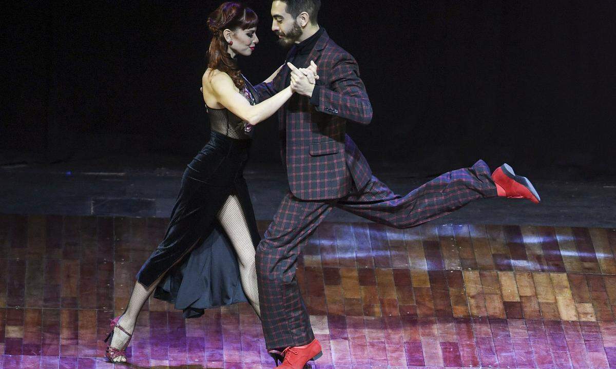 Tango ist Musik, Rhythmus und Emotion: dieser Tanz kommt in Metropolen wie Buenos Aires oder Montevideo zur Vollendung, es gibt aber auch weitaus langsamere Ableger; etwa in Finnland.  