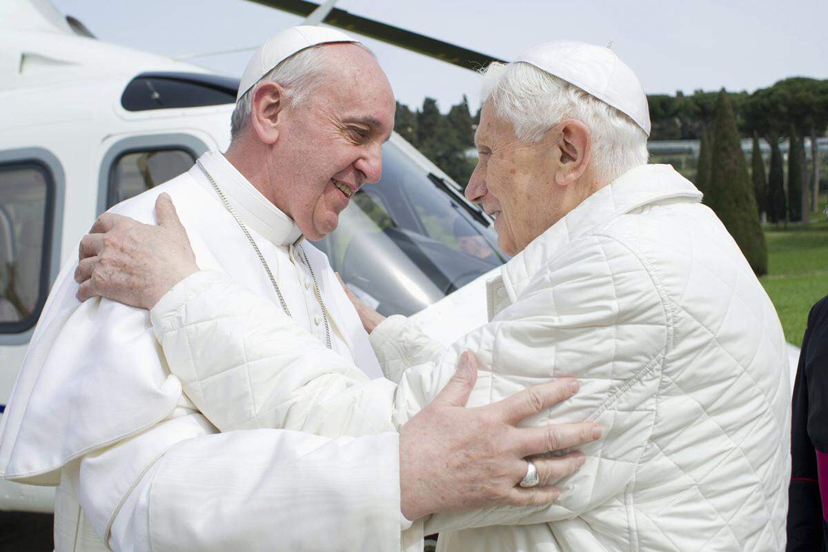 "Wie schön das war!", freute sich Franziskus über die Gratulationen laut der katholischen Presseagentur. "Ich danke Euch für die Liebe, die ihr habt, die Freude dieser Kinder, die Geschenke, den Kuchen", sagte er. Später wolle er sie darüber informieren, ob er ihm geschmeckt habe, scherzte der Papst. Es ist sein erster Geburtstag als Papst, nachdem er das Amt von Benedikt XVI. im März übernommen hatte.