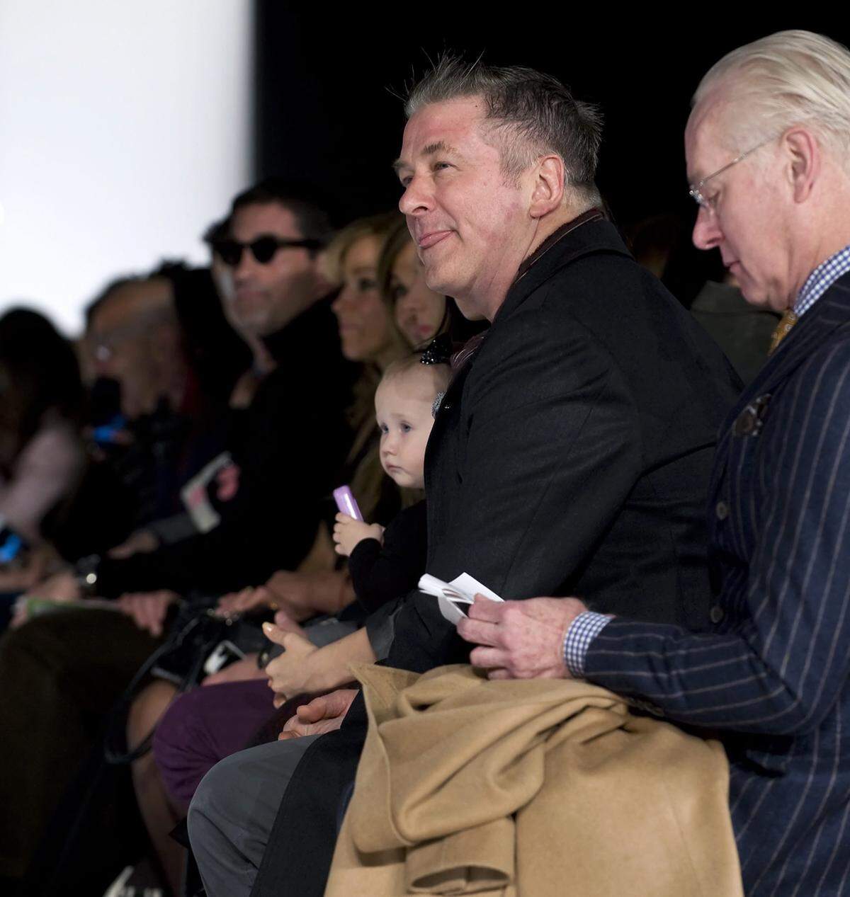 Alec Baldwin hatte Töchterchen Carmen bei der Carmen Marc Valvo Show im Schlepptau.