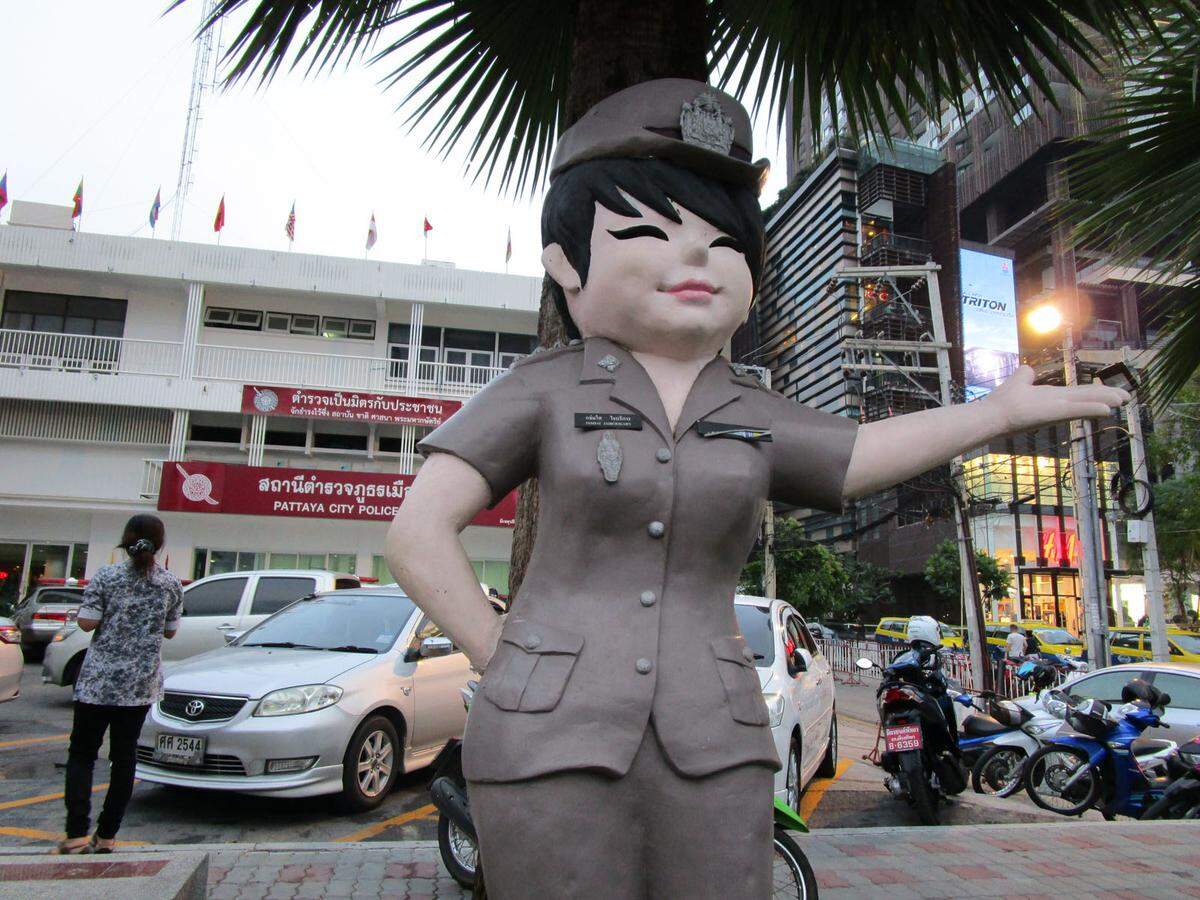 Pattaya ist modern (man sieht das an der Abwesenheit von Tuk-Tuks in den Straßen) und natürlich auch sicher – suggeriert jedenfalls diese uniformierte Lady an der Beach Street/Road.