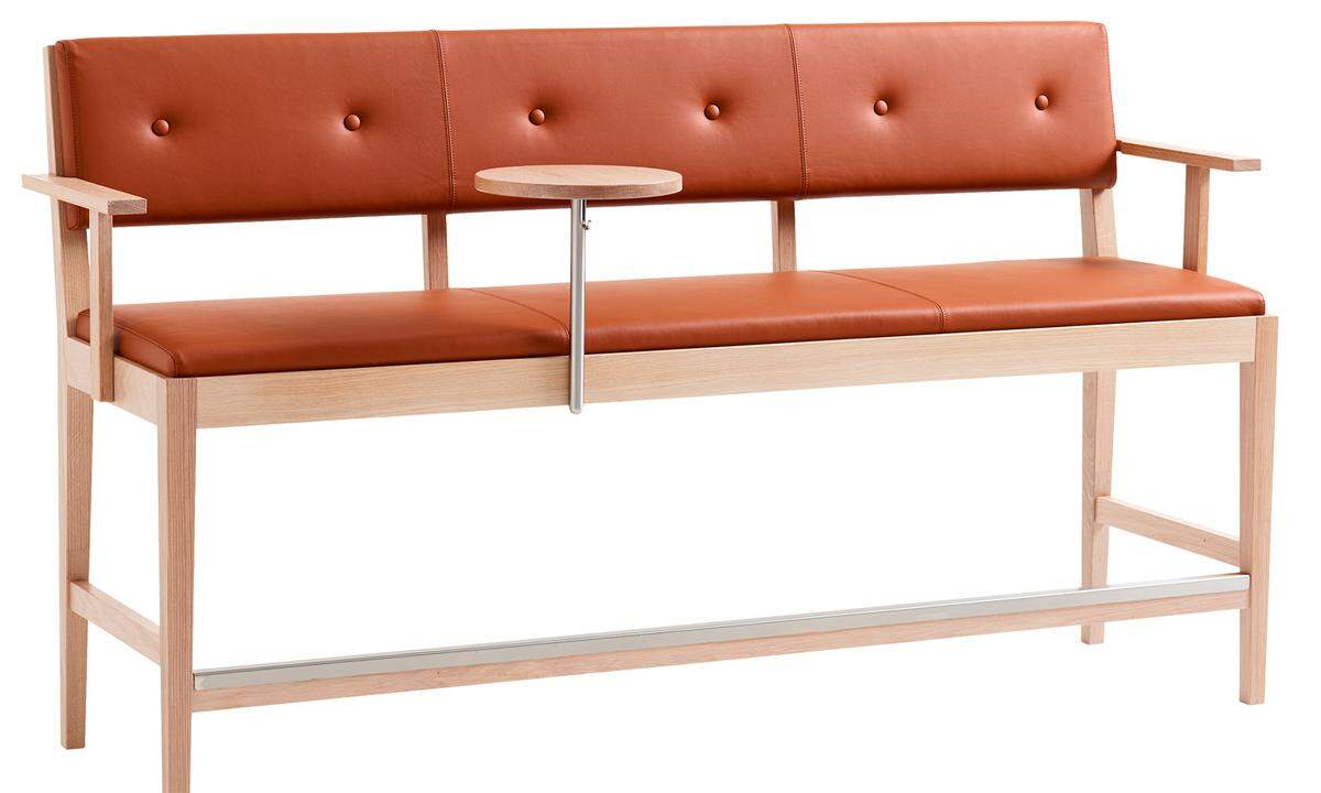 Das Sofa Facile gibt es zwei Versionen mit optionalen Armlehnen und Ablagetisch. Design: Nick Flygt /Strategisk Arkitektur | karl-andersson.se
