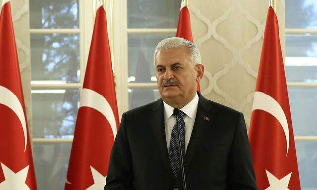 Der türkische Ministerpräsident Binali Yildirim bereitet seine Landsleute auf ein schwieriges Jahr 2017 vor.