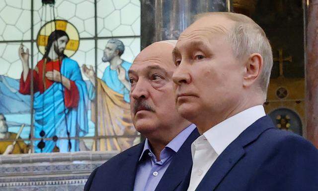 Wladimir Putin und Alexander Lukaschenko bei einem Besuch der Marinekathedrale St. Nikolaus in Kronstadt bei Sankt Petersburg. 