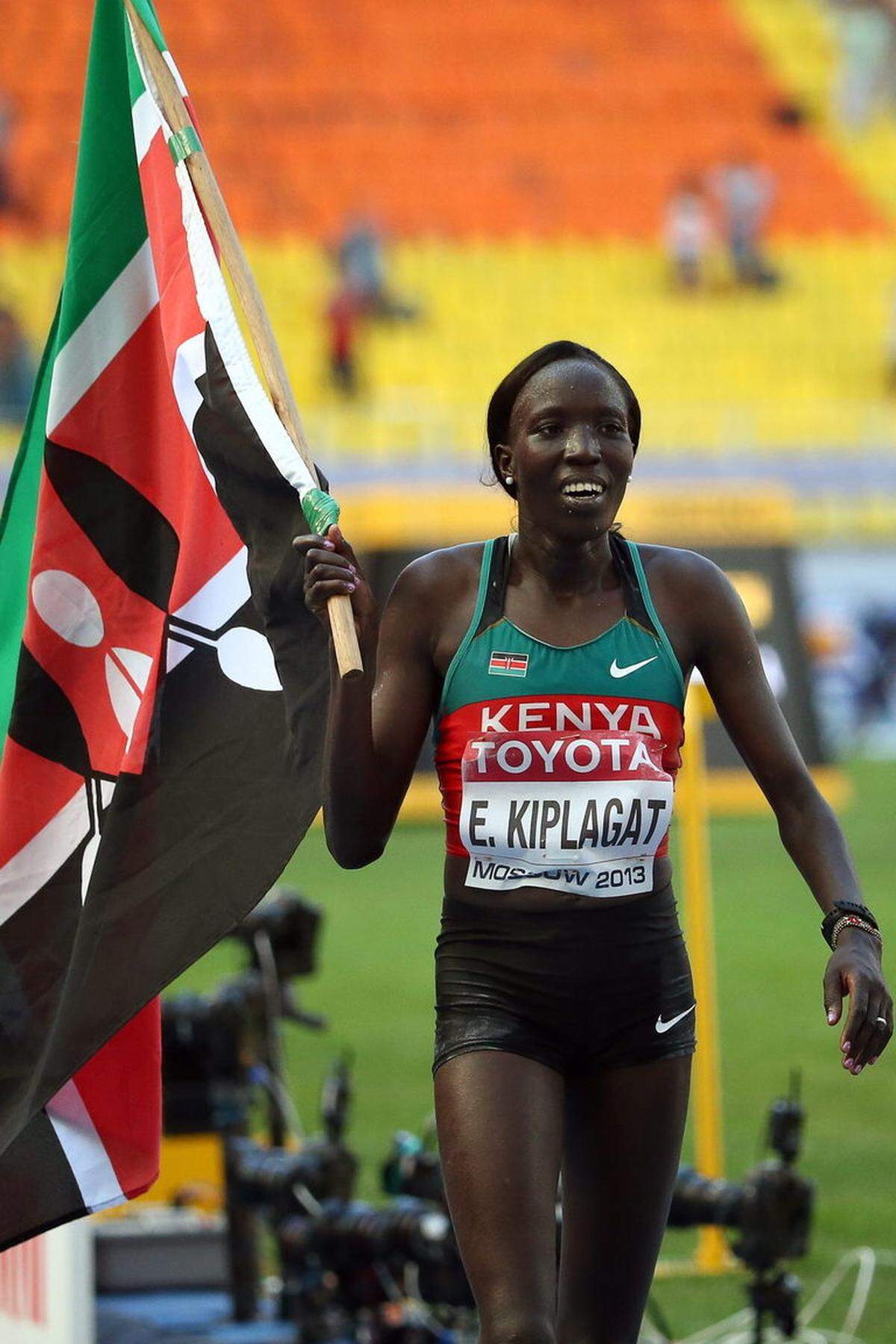 Bei den Frauen setzt sich die Routine durch. Die 33-jähirgen Kenianerin Edna Kiplagat, bereits zweifache Mutter, gewinnt über Marathonstrecke vor der lange führenden Italienerin Valeria Starneo. Die 37-Jährige bleibt nur 14 Sekunden hinter Kiplagat, die in 2:25,44 Stunden die erste Goldmedaille der WM gewinnt.