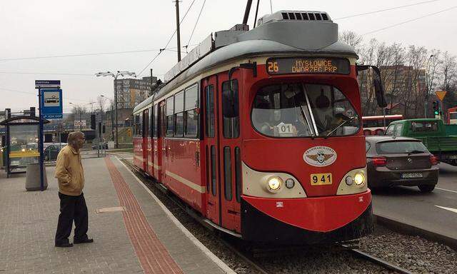 Umgerüstet, umlackiert – und doch als Straßenbahn des Typs E1 erkennbar, der einst das Wiener Stadtbild prägte.