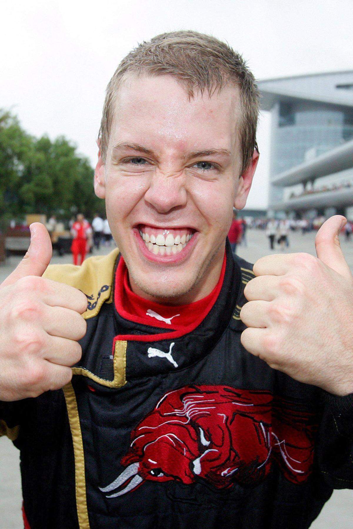 Noch während der Saison wechselte Vettel zum Red-Bull-Schwesterteam Toro Rosso. Der Heppenheimer zeigt sich als Regenspezialist: In Fuji führt er das Feld zwischenzeitlich an, in Shangahi wurde er sensationell Vierter. Noch nie war ein Toro Rosso so weit vorne.
