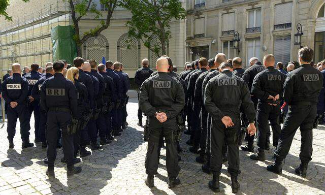 Französische Polizei- und Gendarmerieeinheiten.
