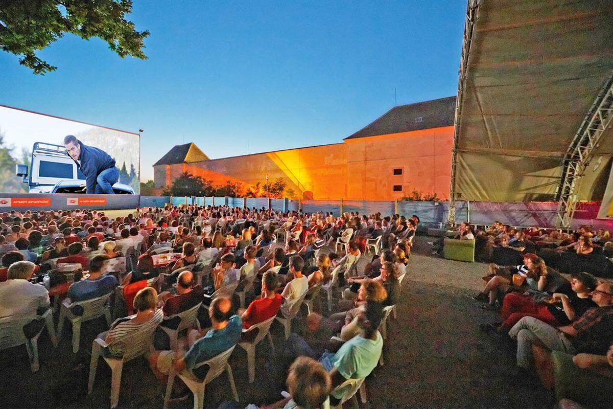 15-Jahr-Jubiläum feiert heuer das Sommerkino in Wien-Simmering. Auf bequemen Sofas (und bei Schlechtwetter überdacht) sitzend kann man die aktuellsten Blockbuster sehen. Bis 1. September. www.kinoimschloss.at 