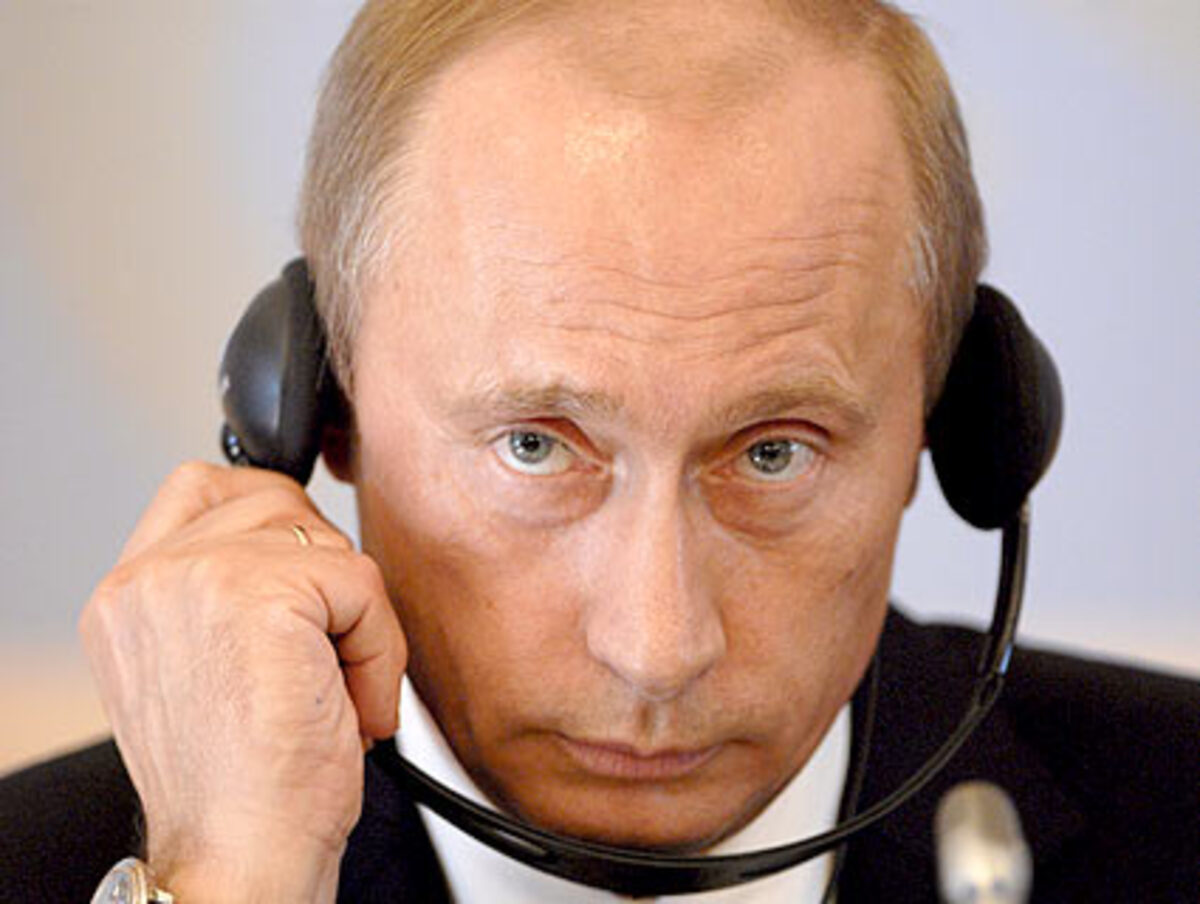 Einige Beobachter sind sich noch nicht ganz sicher, ob es tatsächlich der letzte G-8-Gipfel Putins sein wird. Aber der russische Präsident hat mehrfach beteuert, dass er keine Verfassungsänderung plant, um sich doch noch eine weitere Amtszeit zu ermöglichen. Putin hat an acht G-8-Gipfeln teilgenommen.