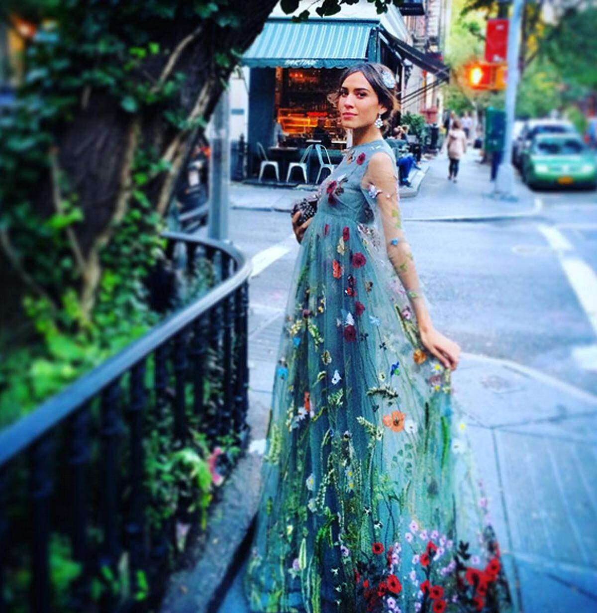 Das mit Blumen bestickte Kleid von Valentino findet bei ebenfalls großen Anklang. Alexa Chung zeigte sich darin etwa schon bei einem Bulgari-Event.