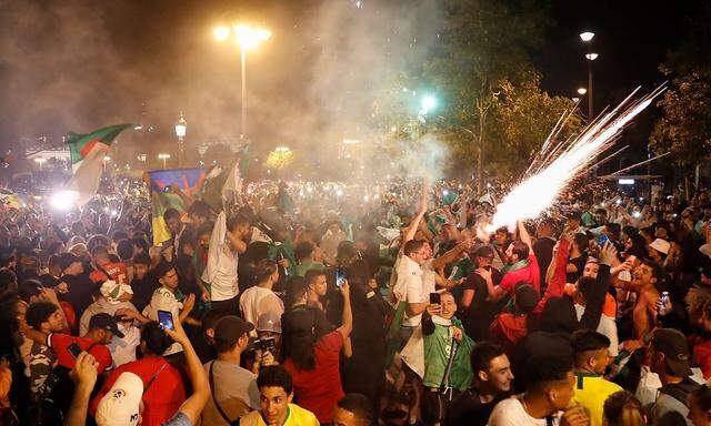 Algerische Fans feiern in Paris