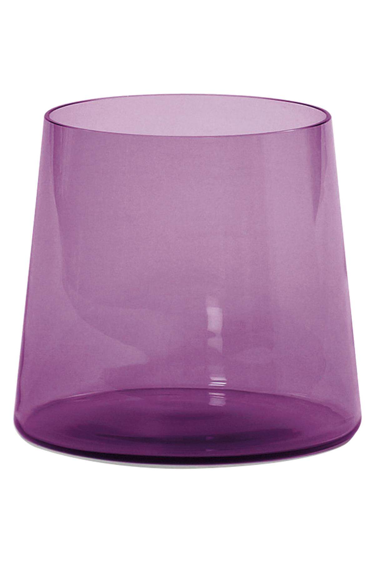 Amethyst-Violett nennt sich die Schattierung der Classicon-Vase aus mundgeblasenem Glas. Erhältlich auch als Schale. www.classicon.com