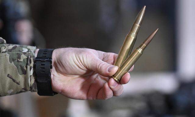 Munition wie diese benötigt die ukrainische Armee in rauen Mengen. Doch die EU-Rüstungsindustrie ist derzeit nicht im Stande, sie zu liefern.