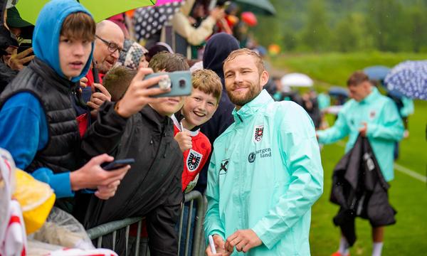 Selfies mit Konrad Laimer stehen bei Fans der österreichischen Nationalmannschaft seit Jahren hoch im Kurs: hier im Trainingslager in Windischgarsten. 